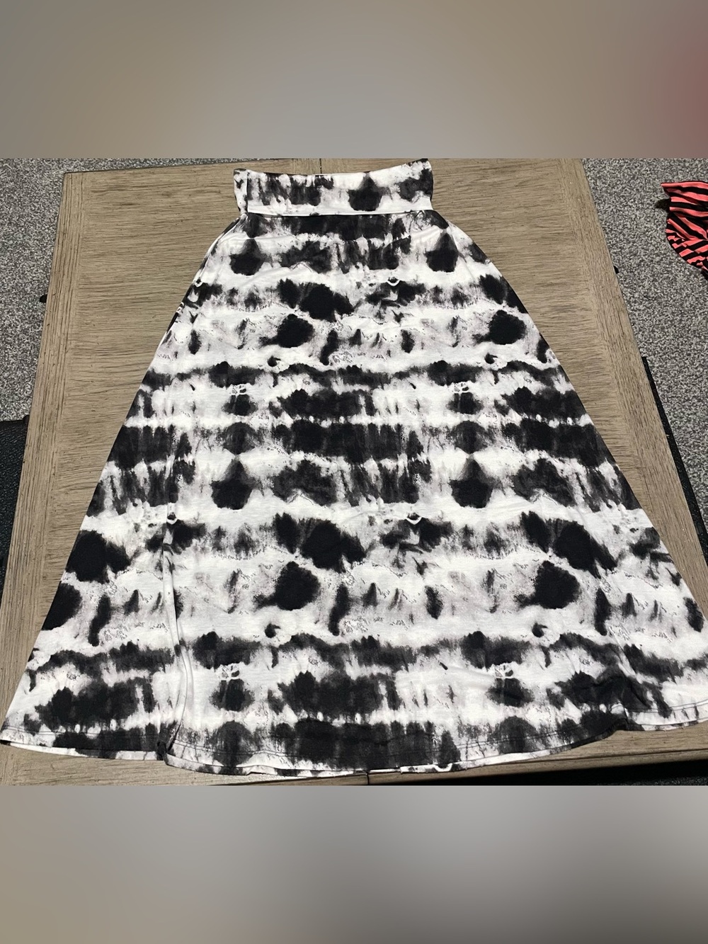 Mossimo women’s maxi skirt, size small, black and white.